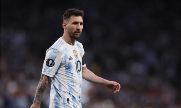 61岁关咏荷聚会照刷屏，笑纹灵动秒杀医美脸，张家辉眼光绝了